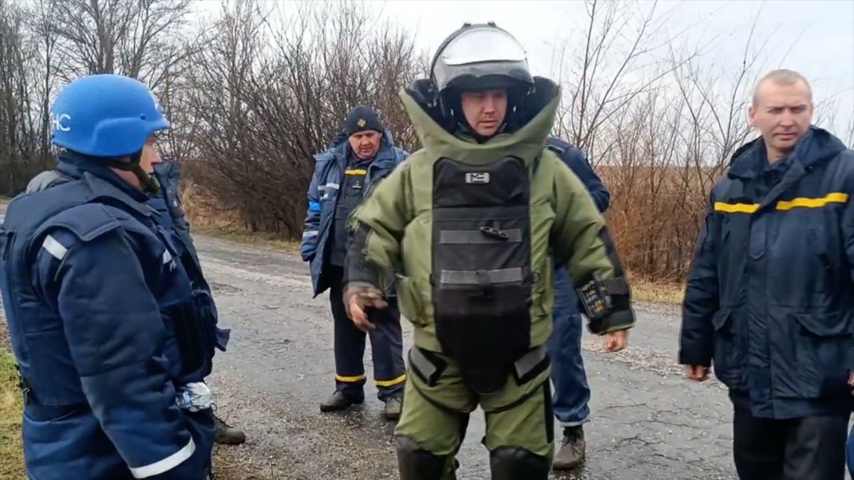 Video pyrotechniků: Miny jsou na polích i pod těly mrtvých, tvrdí Kyjev